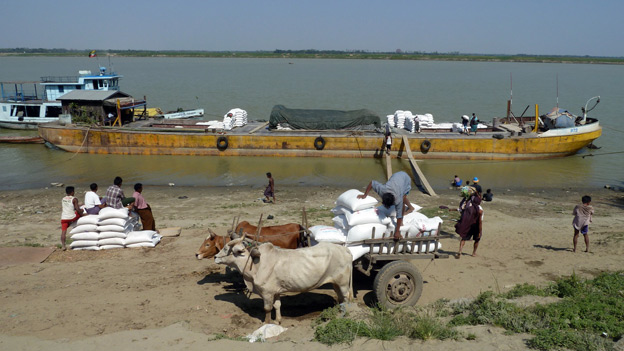 burma-2011-losning-af-rissaekke-på-irrawadyfloden.jpg